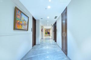 Hotel Sapphire House - 3 Mins Walk from Metro and 5 Mins from Rail Station