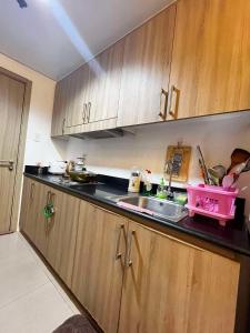 Affordable Condo staycation near MOA ,NAIA & Airport 4 GUESTS WIFI,NETFLIX,POOL