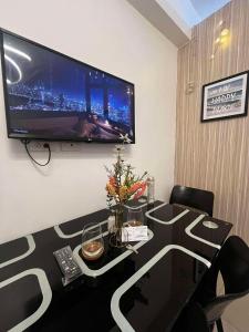 Affordable Condo staycation near MOA ,NAIA & Airport 4 GUESTS WIFI,NETFLIX,POOL