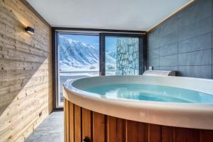 Chalet Arktic - Catered Chalet - Sleeps 14