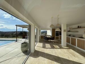 Maisons de vacances Maison a Saint-Remeze avec Piscine, 8 Pers, Animaux Acceptes, Jardin 2000m² et Studio Independant - FR-1-382-201 : photos des chambres