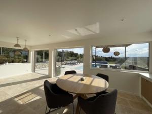 Maison à Saint-Remèze avec Piscine, 8 Pers, Animaux Acceptés, Jardin 2000m² et Studio Indépendant - FR-1-382-201