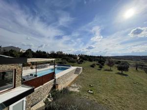 Maisons de vacances Maison a Saint-Remeze avec Piscine, 8 Pers, Animaux Acceptes, Jardin 2000m² et Studio Independant - FR-1-382-201 : photos des chambres