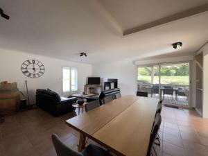 Maisons de vacances Maison a Saint-Remeze avec Piscine, 8 Pers, Animaux Acceptes, Jardin 2000m² et Studio Independant - FR-1-382-201 : photos des chambres