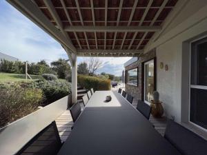Maisons de vacances Maison a Saint-Remeze avec Piscine, 8 Pers, Animaux Acceptes, Jardin 2000m² et Studio Independant - FR-1-382-201 : photos des chambres