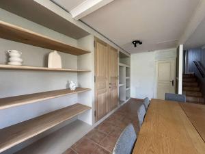 Maisons de vacances Maison a Saint-Remeze avec Piscine, 8 Pers, Animaux Acceptes, Jardin 2000m² et Studio Independant - FR-1-382-201 : photos des chambres