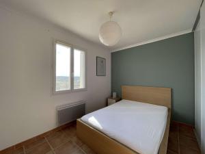 Maisons de vacances Maison a Saint-Remeze avec Piscine, 8 Pers, Animaux Acceptes, Jardin 2000m² et Studio Independant - FR-1-382-201 : photos des chambres