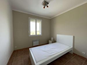 Maisons de vacances Maison a Saint-Remeze avec Piscine, 8 Pers, Animaux Acceptes, Jardin 2000m² et Studio Independant - FR-1-382-201 : photos des chambres