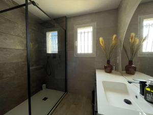 Maisons de vacances Maison a Saint-Remeze avec Piscine, 8 Pers, Animaux Acceptes, Jardin 2000m² et Studio Independant - FR-1-382-201 : photos des chambres