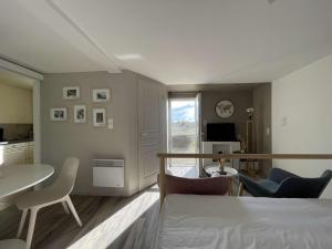 Maisons de vacances Maison a Saint-Remeze avec Piscine, 8 Pers, Animaux Acceptes, Jardin 2000m² et Studio Independant - FR-1-382-201 : photos des chambres