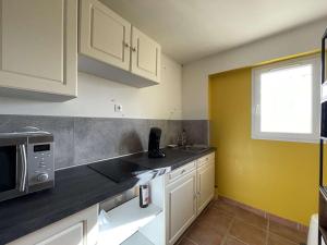 Maisons de vacances Maison a Saint-Remeze avec Piscine, 8 Pers, Animaux Acceptes, Jardin 2000m² et Studio Independant - FR-1-382-201 : photos des chambres
