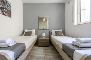 F11 Room 2, Private Room two single beds shared bathroom in shared Flat