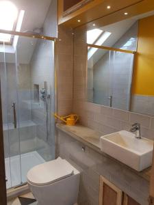 Self-contained Attic Flat, 15 mins from the centre