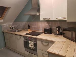 Self-contained Attic Flat, 15 mins from the centre