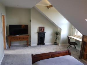 Self-contained Attic Flat, 15 mins from the centre