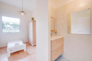 Villas Maison d-architecte, piscine, au coeur des vignes : photos des chambres