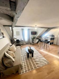 La Mansarde - Cœur Historique, Charme et Confort