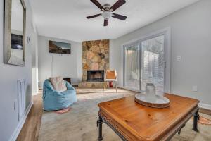 Townhouse in ATL Suburbs,Backyard & Parking!