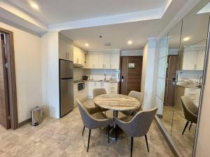 Sheryll Escapes - La Grande Phase 2, 1BR balcony 12th floor! Netflix