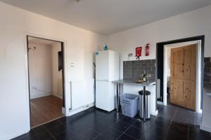 Newly Refurbed Home With Football Table Near M5 Junction 2