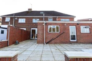 Newly Refurbed Home With Football Table Near M5 Junction 2