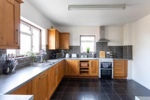 Newly Refurbed Home With Football Table Near M5 Junction 2