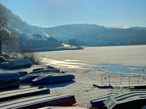 Lakeforest Dedinky Wellness Chata privát jacuzzi aj sauna, výhľad na jazero