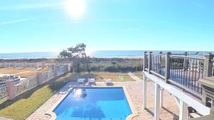 Posh Ocean Front: Huge Private Pool, Yard, Spa, Patio & Deck, BBQ, Game Room with 4 En-Suite Bathrooms