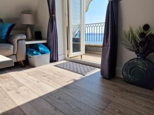 Luxury Penthouse - Balconies & Stunning Sea Views