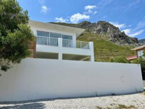 Zoluha - spacious family home in Voelklip