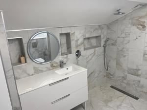 Villas L Ecrin de Lidia close to MEETT Air conditioning Parking : photos des chambres