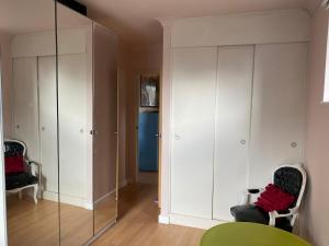 2 Bed Flat with Balcony - Zone 1 Central London