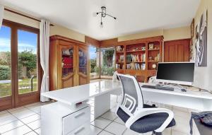 Maisons de vacances Awesome Home In Meyzieu : photos des chambres