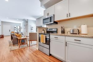 Cozy Downstairs Unit w King bed, WIFI and Parking