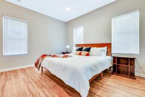 Cozy Downstairs Unit w King bed, WIFI and Parking