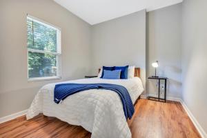 Cozy Downstairs Unit w King bed, WIFI and Parking