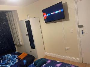 4 Beds Sleeps 15 near Lcy Airport & ExCel London