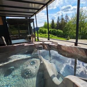 Lakeforest Dedinky Wellness Chata privát jacuzzi aj sauna, výhľad na jazero