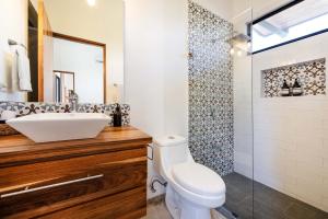 Villa Serenity 2 Bedroom 1 min walk to the beach