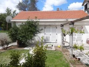 Cute studio with garden and sea view,by the coast - Prčanj