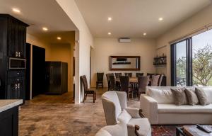 Panoramic Paradise 4BR Gem Overlooking SMAs Dam