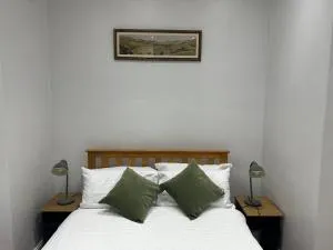 Airy garden flat, London, with fast trains to central London and direct train to Gatwick Airport - Thornton Heath