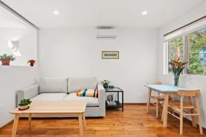 Scenic Retreat with Deck & Stunning Views in LA - 格伦代尔