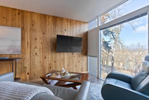 Midcentury Stay w Free Parking