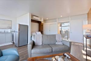 Midcentury Stay w Free Parking