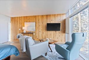 Midcentury Stay w Free Parking