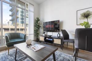 Uptown Luxury - Top Floor King Suite, Free Parking