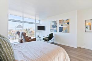 Iconic Modern Stay w Free Parking