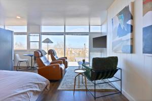 Iconic Modern Stay w Free Parking