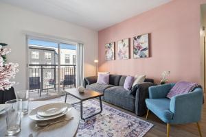 Bright Uptown Bliss - Free Parking, Walkable, Views